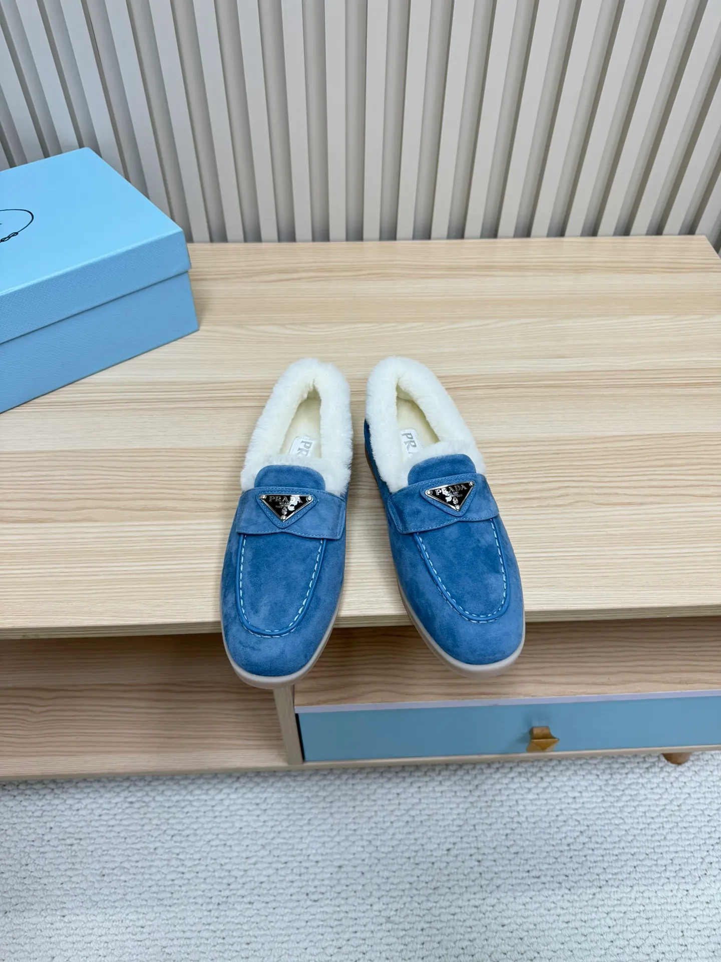 p580 Prada couple loafers｜Winter warmth and good looks at the same time online❄️👫 This is the C position of the shoe cabinet this autumn and winter! Prada's new couple's loafers are high-end yet still stylish~ ✨Imported frosted cowhide fabric, exquisite texture and high-end at first glance 🐑Australian imported sheepskin fur integrated lining, maximum warmth retention! It is also super warm to wear in winter in the north. 🔺The classic triangle logo embellishes the upper, which is simple and elegant, with perfect recognition. 💯Original TPU absorbent film outsole, non-slip, wear-resistant and durable. A must-have item for couples to go out on the street! The upper foot instantly enhances the overall outfit level, whether it is paired with a coat or a down jacket, it looks great ~ #Prada Loafers #coupleshoesrecommend #wintermusthaveshoes #luxurywear Outfit Fabric: Imported two-layer frosted cowhide Lining: Sheepskin imported from Australia One piece Outsole: Original Tpu absorbent film outsole Female size: 35~41 (customized in 41) Male size: 39~45 (customized in 45)